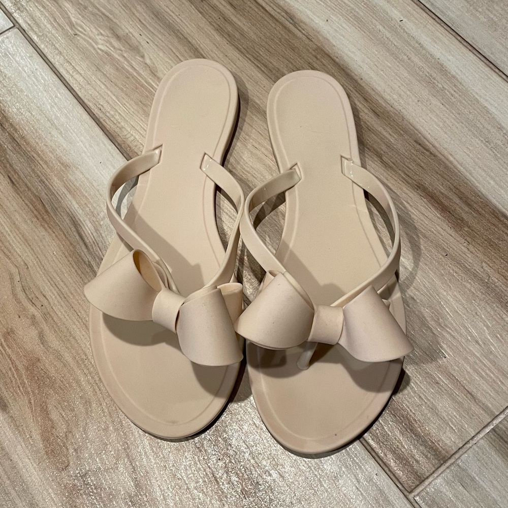 Nude bow flip flop sandals, ladies size 8